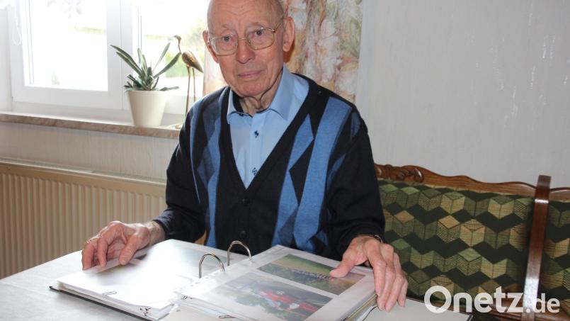 Karl Scheidler, der hier in seinen Unterlagen blättert, geht am 5. Juli zum 47. Male die Fußwallfahrt mit. Bild: Konrad Rosner