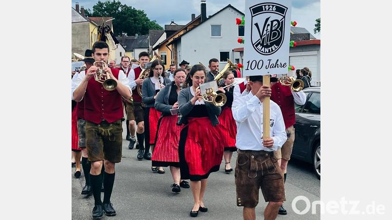 Der Festzug am Sonntag von der dreitägigen Feier zum 100-jährigen Jubiläum des VfB Mantel. Bild: Richard Kammerer