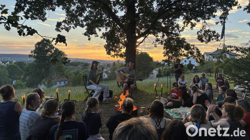 Das Knistern des Lagerfeuers, das Rascheln der Blätter und die Abendstimmung machten die Streuobstwiese in Schirmitz zur besonderen Kulisse für das spontane Pop-up-Konzert. Bild: mcl