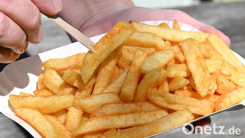 Ein Streit zwischen jungen Leuten in Schwandorf ist eskaliert. Es flogen Pommes und Steine. Bild: Bernd Weißbrod/dpa