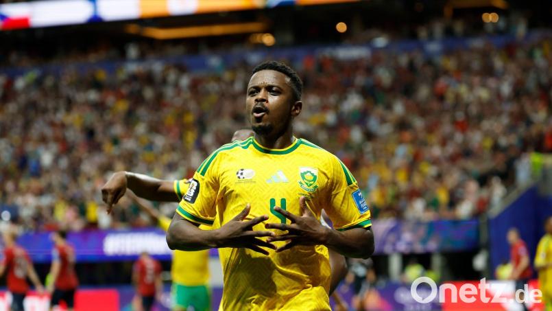 Teboho Mokoena jubelt nach seinem verwandelten Elfmeter. Bild: Erik S. Lesser/FR53108 AP/AP/dpa