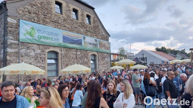 Der Platz vor dem CeBB ist beim Seefest ein Hotspot mit angesagten Bands und kulinarischen Angeboten von Schönseer Vereinen. Archivbild: Georg Lang