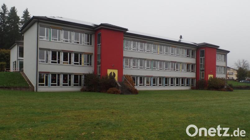 Der Gemeinderat Neusorg stimmte dem Ausbau der Mensa der Fichtelnaabtalschule zu. Archivbild: br