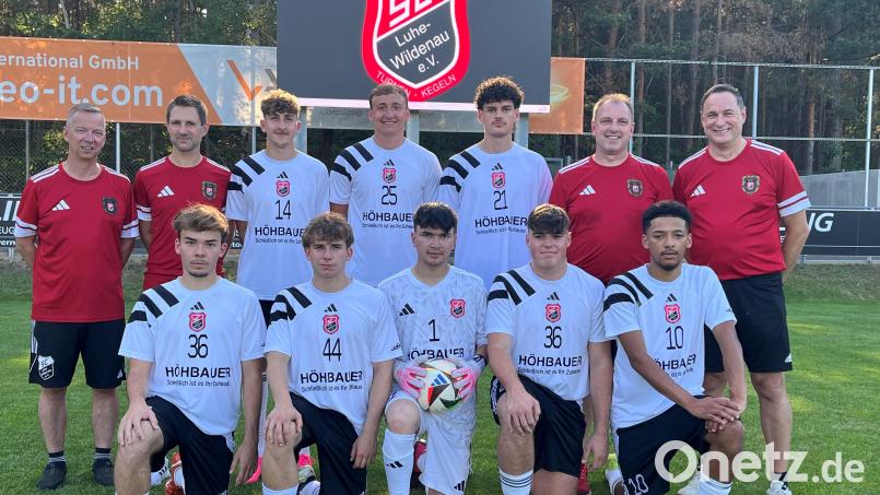 Die Neuzugänge des SC Luhe-Wildenau: (stehend von links) Teammanager Markus Hofbauer, Christoph Hagler (neuer Teammanager des Kreisliga-Teams), Matteo Grimaldi, Maximilian Bauer, Arian Miftaraj, Sportlicher Leiter Armin Goschler, Abteilungsleiter Thomas Diertl, (knieend von links) Paul Fenzl, Julian Lehnert, Niko Kick, Lukas Dirnberger, Matthew Carswell. Es fehlt Julius Richter. Bild: A. Schwarzmeier