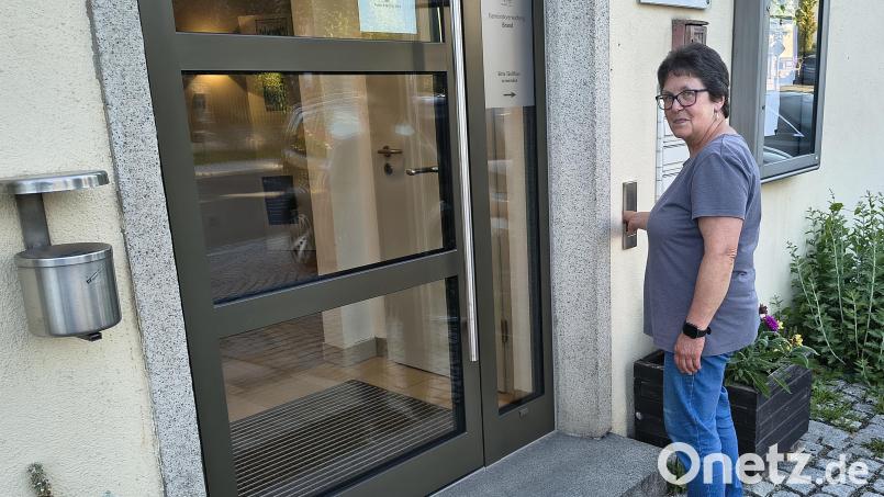 Das Rathaus in Brand wird zunehmend barrierefrei. Die Tür am Haupteingang kann schon per Knopfdruck geöffnet werden, nächste Maßnahme ist eine Rampe. Bild: Bertram Nold