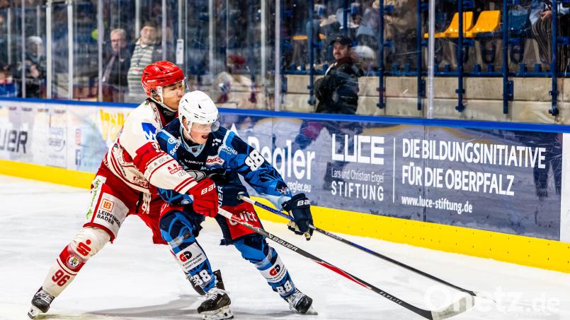 Seonwoo Park (links) wird auch kommende Saison für den EV Landshut auflaufen. Archivbild: Elke Englmaier