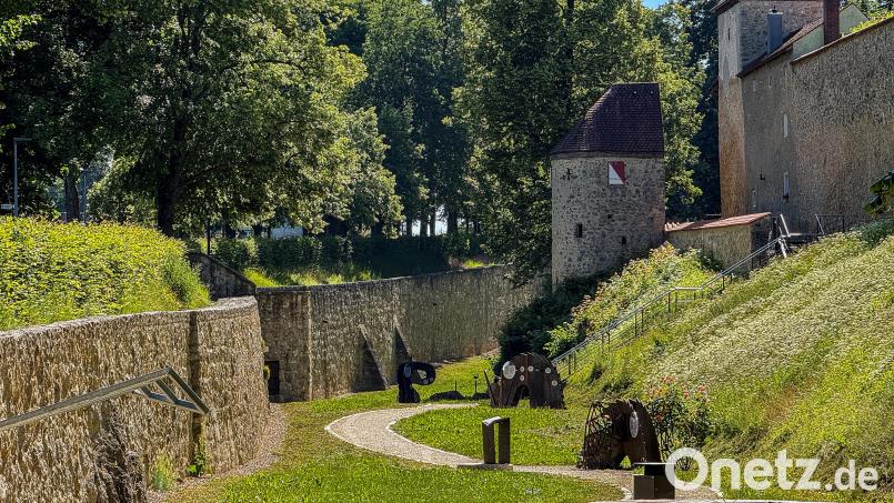 Im Stadtgraben von Sulzbach-Rosenberg reihen sich während des Altstadtfestes Zelte an Zelte. Dort übernachten mittelalterliche Gruppen. Besucher dürfen hindurchgehen und das Lagerleben bestaunen. Bild: Stephan Huber