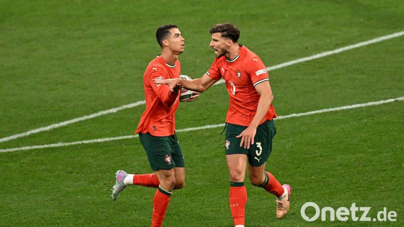 Für Portugal bei der WM: Ruben Dias (r) und Cristiano Ronaldo. Bild: Sven Hoppe/dpa