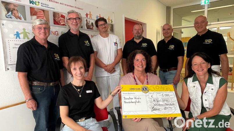 Die Mitarbeiterinnen des Bunten Kreises Nordoberpfalz und Kinderarzt Dr. Willem-Jakob Gallert (stehend, Dritter von links) freuen sich über eine 5000-Euro-Spende des Lionsclubs Neustadt/WN Lobkowitz. Sie wurde überreicht von (stehend, von links) Jürgen Schnappauf (Schatzmeister Lions-Hilfswerk), Klaus Berberich (Präsident Lions-Hilfswerk), Lions-Präsident Sebastian Denzler und den Lions-Vorständen Peter Fleischmann und Christian Kick. Bild: Friedrich Peterhans, KNO