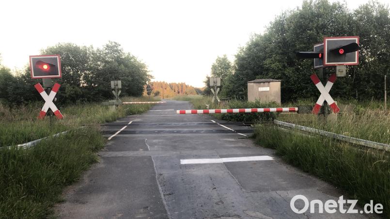 Der Bahnübergang im Osten von Schönfeld bleibt vom 26. August bis 15. September für den Verkehr gesperrt. Grund sind Arbeiten der DB InfraGo AG an den Gleisen. Bild: Werner Robl
