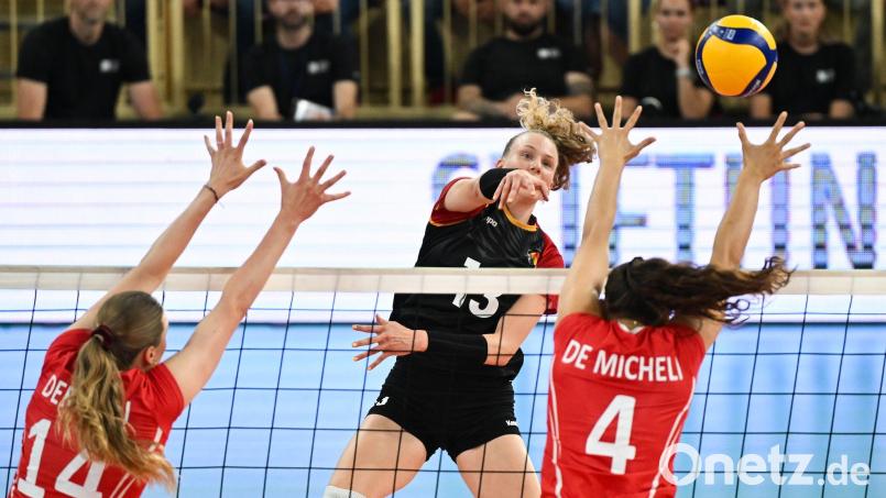 Emilia Weske (M) freut sich mit ihrem Team über einen Erfolg. (Archivbild) Bild: Arne Dedert/dpa