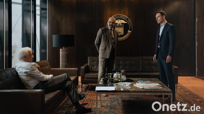 Richard Gere (v.l.), Jeffrey Wright und Michael Fassbender in der Geheimagenten-Serie „The Agency“. Bild: Handout / Berlin/Paramount+/dpa