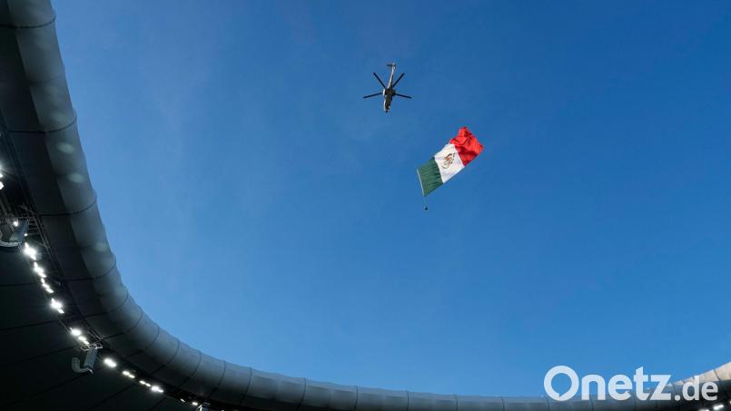 Über dem Stadion fliegt ein Hubschrauber. Bild: Eduardo Verdugo/AP/dpa