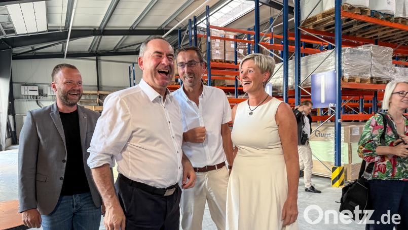 Der bayerische Wirtschaftsminister fühlt sich sichtlich wohl bei der Metz Group in Theuern bei der Einweihung der neuen Logistik-Halle. Von links FW-Landtagsabgeordneter Bernhard Heinisch, Hubert Aiwanger, Josef und Birgit Metz Bild: Petra Hartl