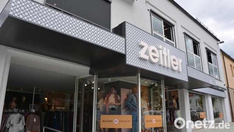 Seit 1963 ist das Modehaus Zeitler am Unteren Markt in Mitterteich untergebracht, so präsentiert sich das Haus aktuell im Jubiläumsjahr. Bild: Josef Rosner