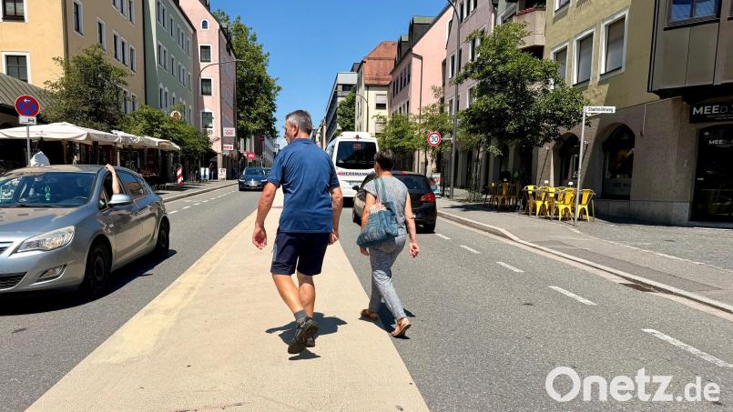 Für Fußgänger ist er eine Querungshilfe, für Autofahrer eigentlich kein Parkplatz. Jetzt wird der viel diskutierte helle Mittelstreifen in der Dr.-Pfleger-Straße wieder entfernt. Bild: Gabi Schönberger