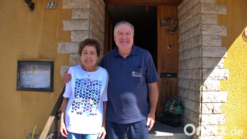 Die Jubilarin Helga Bär mit ihrem Sohn vor dem Gasthof "Zum weißen Ross". Bild: Valerie Preiß
