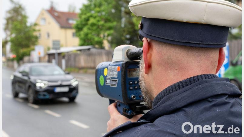 So sieht es aus, wenn ein Verkehrsteilnehmer mit einem Messgerät ins Visier genommen wird. Ein Verkehrsüberwacher der Polizei in Amberg, der unter anderem Radarfallen aufgebaut hatte, musste sich wegen Abrechnungsbetrugs vor dem Amtsgericht Schwandorf verantworten. Symbolbild: Pia Bayer/dpa