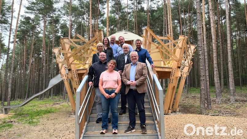 Große Vorfreude herrscht bei allen Beteiligten über die Fertigstellung des besonderen Unterschlupfs des Waldkindergartens am Schwandorfer Weinberg. Die Einrichtung eröffnet diesen September. Bild: Andreas Hofmeister/Stadt Schwandorf/exb