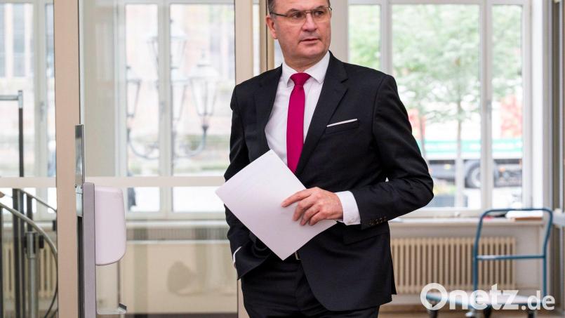 Der bayerische Finanzminister Albert Füracker (CSU) spricht von „erheblichen Anstrengungen, um die korrekte Besteuerung von Influencern und anderen Social-Media-Akteuren sicherzustellen“. Bild: Daniel Vogl/dpa