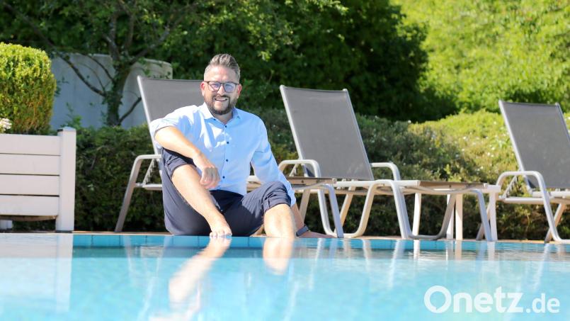 Die Füße im Wasser, die Wiedereröffnung im Blick: Thermenleiter Benjamin Beyer freut sich darauf, ab Samstag wieder Gäste in der Lohengrin Therme begrüßen zu können. Bild: Stadtwerke Bayreuth/exb