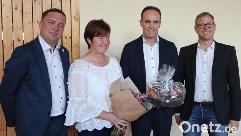 Bei der Bürgerversammlung in Edelsfeld wurde der bisherige Bürgermeister Hans-Jürgen Strehl mit seiner Frau Brigitte von Roland Lutz und Andreas Kredler verabschiedet. Bild: Rudi Gruber