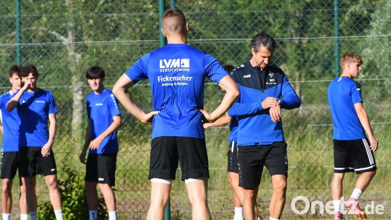 Die SpVgg SV Weiden um Cheftrainer Michael Riester absolviert nach vier Trainingseinheiten in dieser Woche das erste Testspiel. Gegner ist der FC Tegernheim. Bild: Gerhard Büttner
