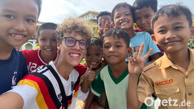 Elias Jungbeck (Zweiter von links) auf Sumatra mit einheimischen Kindern. Bild: Elias Jungbeck
