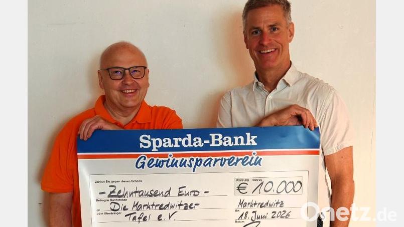 10.000 Euro gehen an die Tafel in Marktredwitz. Vorstand Rüdiger Tippmann (links) freute sich über die Spende des Gewinnsparvereins der Sparda-Bank Ostbayern e.V., die Filialleiter Mathias Späth überreichte. Bild: Sparda-Bank Ostbayern
