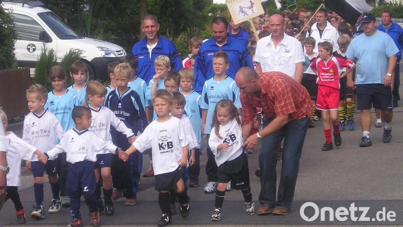 Der kleine Nene (vorne Mitte) hat alle im Griff: Nathaniel Brown mit einer damaligen Mannschaft des TSV Kümmersbruck bei einem Festumzug. Bild: Kammerl/privat