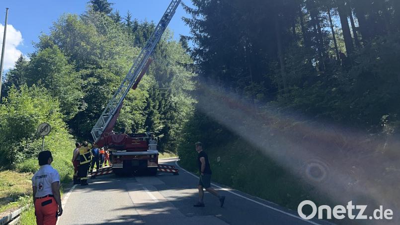 Im Einsatz die Drehleiter der Feuerwehr Neukirchen beim Heiligen Blut bei der Rettung. Symbolbild: Polizeiinspektion Furth im Wald