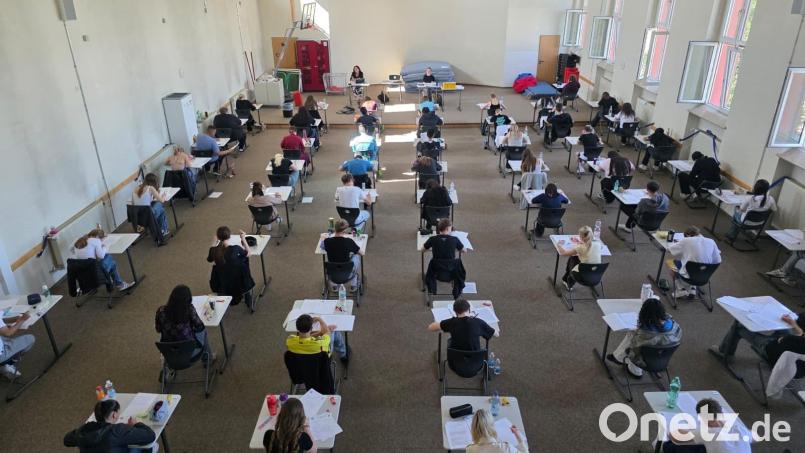 Für 64 Schülerinnen und Schüler der Staatlichen Wirtschaftsschule Weiden haben die schriftlichen Abschlussprüfungen begonnen. Erstes Prüfungsfach war Deutsch. Bild: Sonja Messer/Wirtschaftsschule Weiden