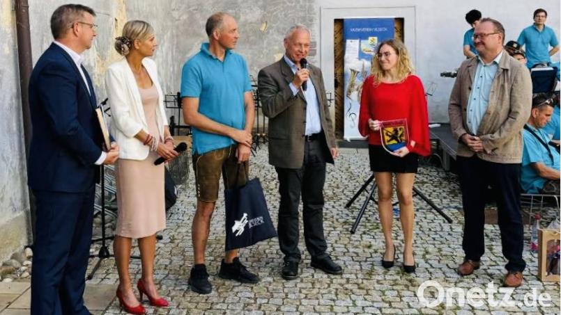 Nach den musikalischen Höhepunkten würdigten Dirigent Milan Kůsa (links), Vorstand des Musikvereins Christian Winklmann (Dritter von links), Bürgermeister Thorsten Grädler (Mitte), Bürgermeisterin Eva Kantor Pořádáková (Zweite von rechts) und Bürgermeister Uwe König (rechts) die Partnerschaft und tauschten Geschenke aus. Bild: Gerhard Krones