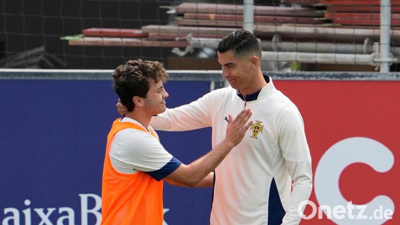 Spielen gemeinsam für Portugal: Joao Neves und Cristiano Ronaldo (r). Bild: Armando Franca/AP/dpa