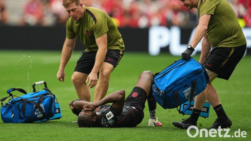 Schockmoment: Koné musste verletzt raus. Bild: Abbie Parr/AP/dpa