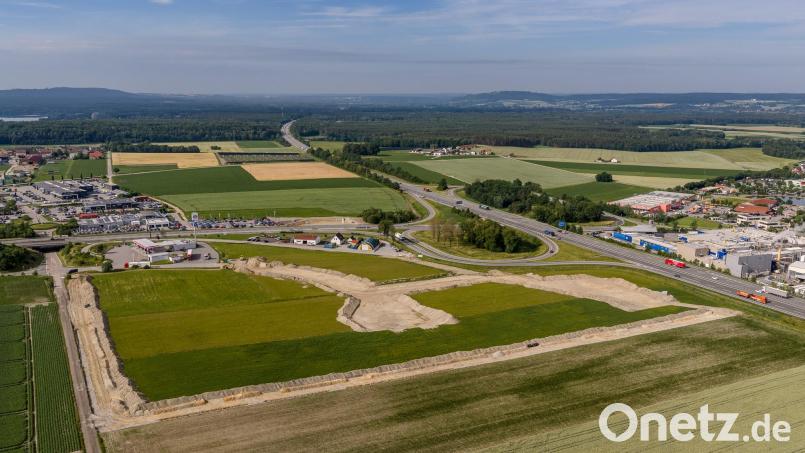 Das Interkommunale Gewerbegebiet der Stadt Schwandorf sowie der Gemeinden Wackersdorf und Steinberg am See an der A 93 nimmt Form an. Jetzt geht es an die Erschließung der einzelnen Parzellen. Die Fertigstellung ist für Oktober dieses Jahres vorgesehen. Bild: Mario Bernhardt/VG Wackersdorf/exb