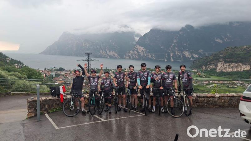 Nach hunderten Kilometern und kräftezehrenden Etappen erreicht das "Road2Riva"-Team sein Ziel Riva del Garda in Italien. Bild: Fiona Müllner