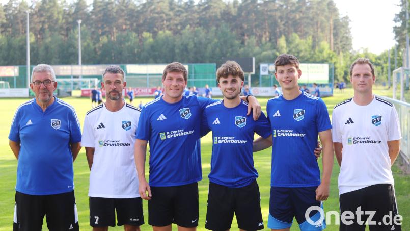Der SV Etzenricht stellte beim Trainingsbeginn seine Neuzugänge vor: (von links) Abteilungsleiter Manfred Herrmann, Co-Trainer Klaus Herrmann, Oliver Danzer (zurück aus dem USA-Studium), Noah Hammer (zuvor bei der SpVgg Schirmitz), Ben Kippes (DJK Neustadt) und Spielertrainer Andreas Wendl. Sebastian Treml fehlte wegen Urlaub. Bild: Rudolf Walberer
