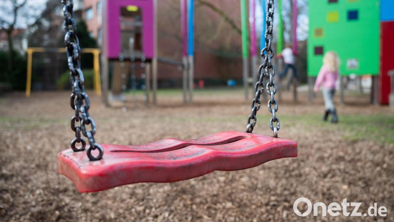 Auch an Schaukeln haben Unbekannte auf bislang zwei Amberger Spielplätzen Schrauben gelockert. Symbolbild: Julian Stratenschulte/dpa