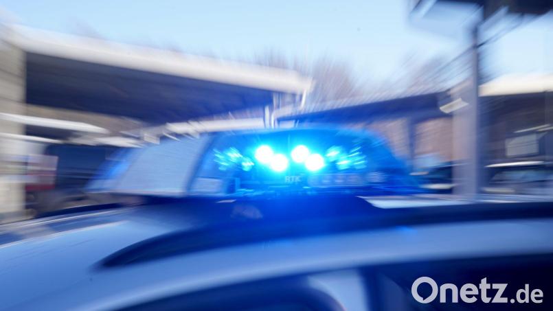 Die Polizei sperrte den Bahnhof weiträumig ab. (Symbolbild) Bild: Marcus Brandt/dpa