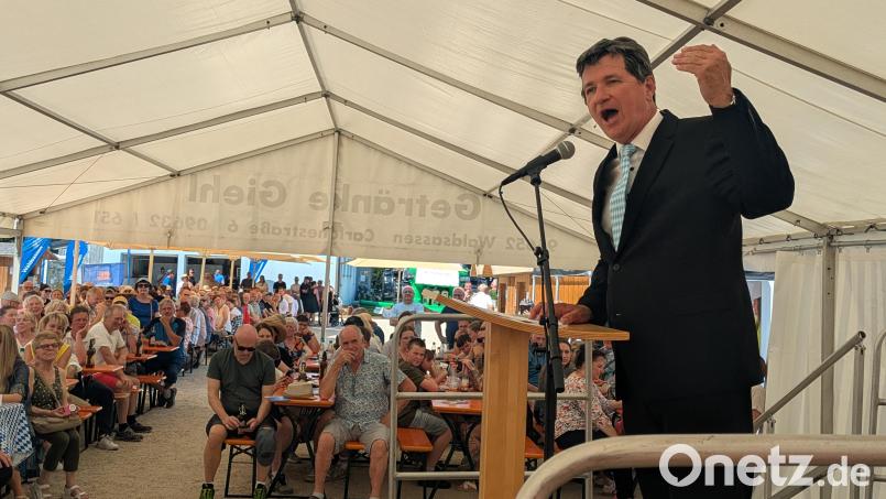 Im gut besuchten Festzelt war Wolfgang Krebs Festredner in mehreren Rollen – wie hier als Ministerpräsident Markus Söder. Bild: Paul Zrenner