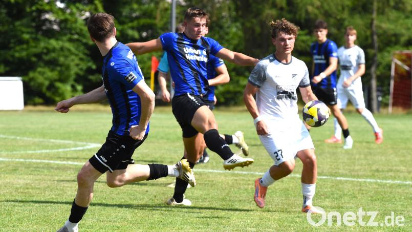 Paul Gebhard (Mitte) klärt in dieser Situation vor einem Tegernheimer. Der Weidener Neuzugang erzielte per Kopf den Treffer zum 1:0-Sieg der Weidener. Bild: Gerhard Büttner