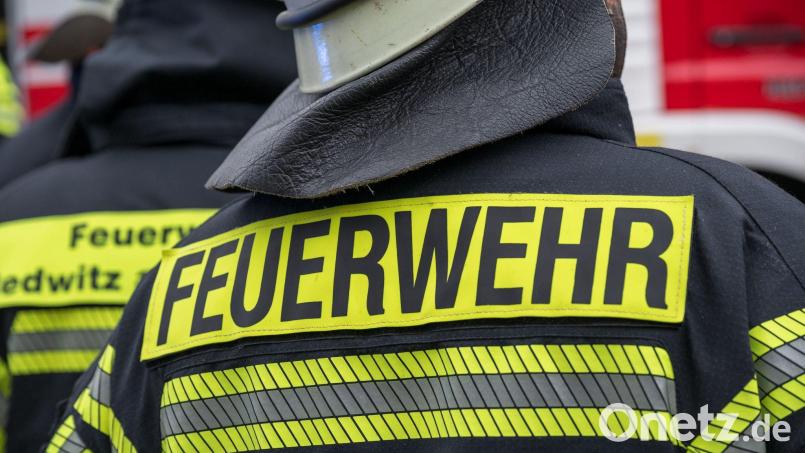 Die Feuerwehr löschte den Dachstuhlbrand. (Symbolbild) Bild: Daniel Vogl/dpa