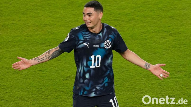 Miguel Almirón hielt sich die Hand vor dem Mund und flog dafür vom Platz. Bild: Jeff Chiu/AP/dpa