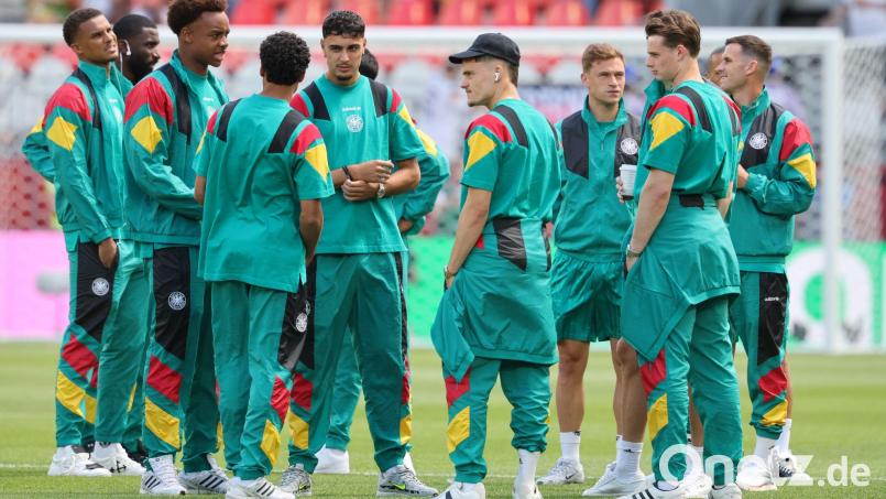 Die deutschen Spieler auf dem Stadionrasen nach der Ankunft. Bild: Jan Woitas/dpa