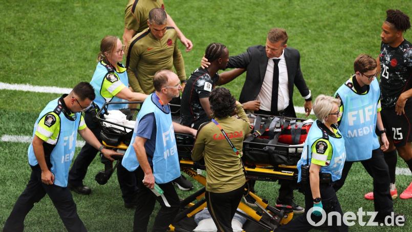 Kanadas Ismaël Koné erlitt gegen Katar einen Beinbruch. Bild: Kaleb Tatum/AP/dpa