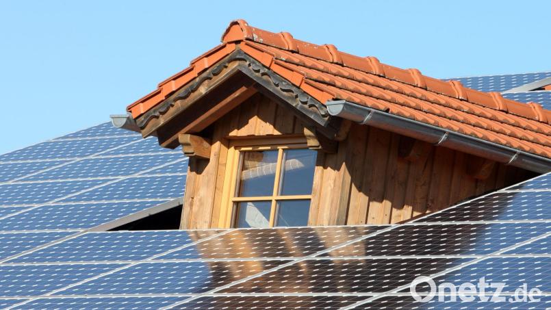 Solaranlagen liefern zuverlässig Strom - sollte die Förderung aber gestrichen werden, könnte dies den Ausbau auch in Bayern massiv ausbremsen. (Illustration) Bild: picture alliance / dpa-tmn