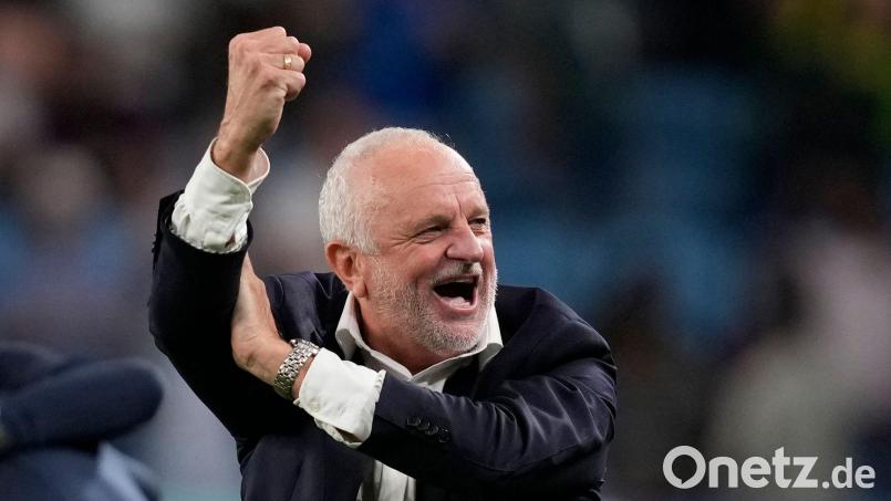 Graham Arnold will sich mit seinem Team auch gegen Frankreich nicht verstecken. (Archivbild) Bild: Thanassis Stavrakis/AP/dpa