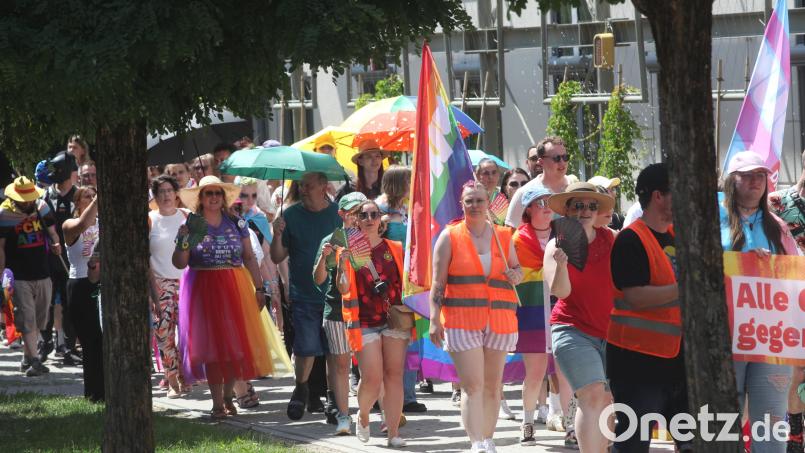 Ein bunter Zug formierte sich beim Christopher Street Day in Schwandorf. Die Demonstranten setzten sich die für Vielfalt, Akzeptanz und Gleichstellung aller Menschen ein. Bild: Rudolf Hirsch