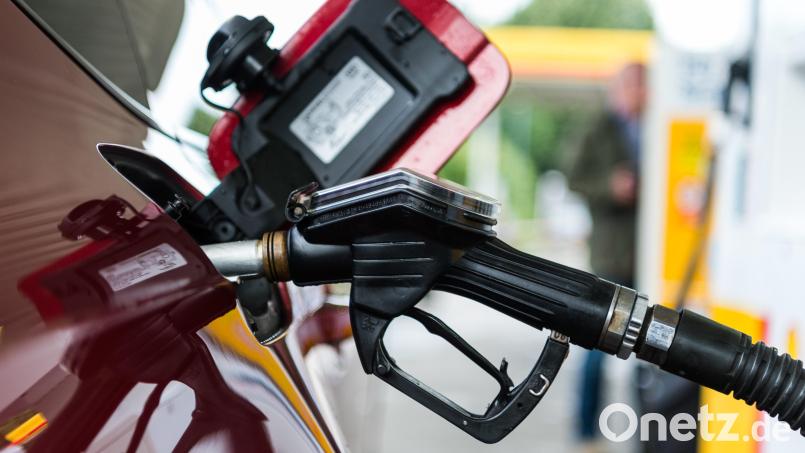 Unbekannte haben in Amberg aus zwei geparkten Autos Treibstoff abgepumpt. Die Polizei sucht Zeugen. Symbolbild: Christophe Gateau/dpa